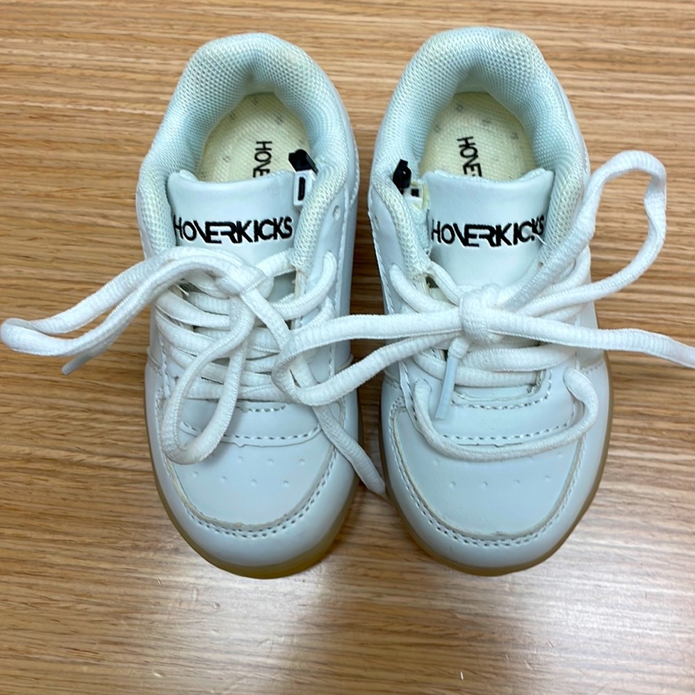 Hoverkicks Infant shoes lights up. Color:Multi